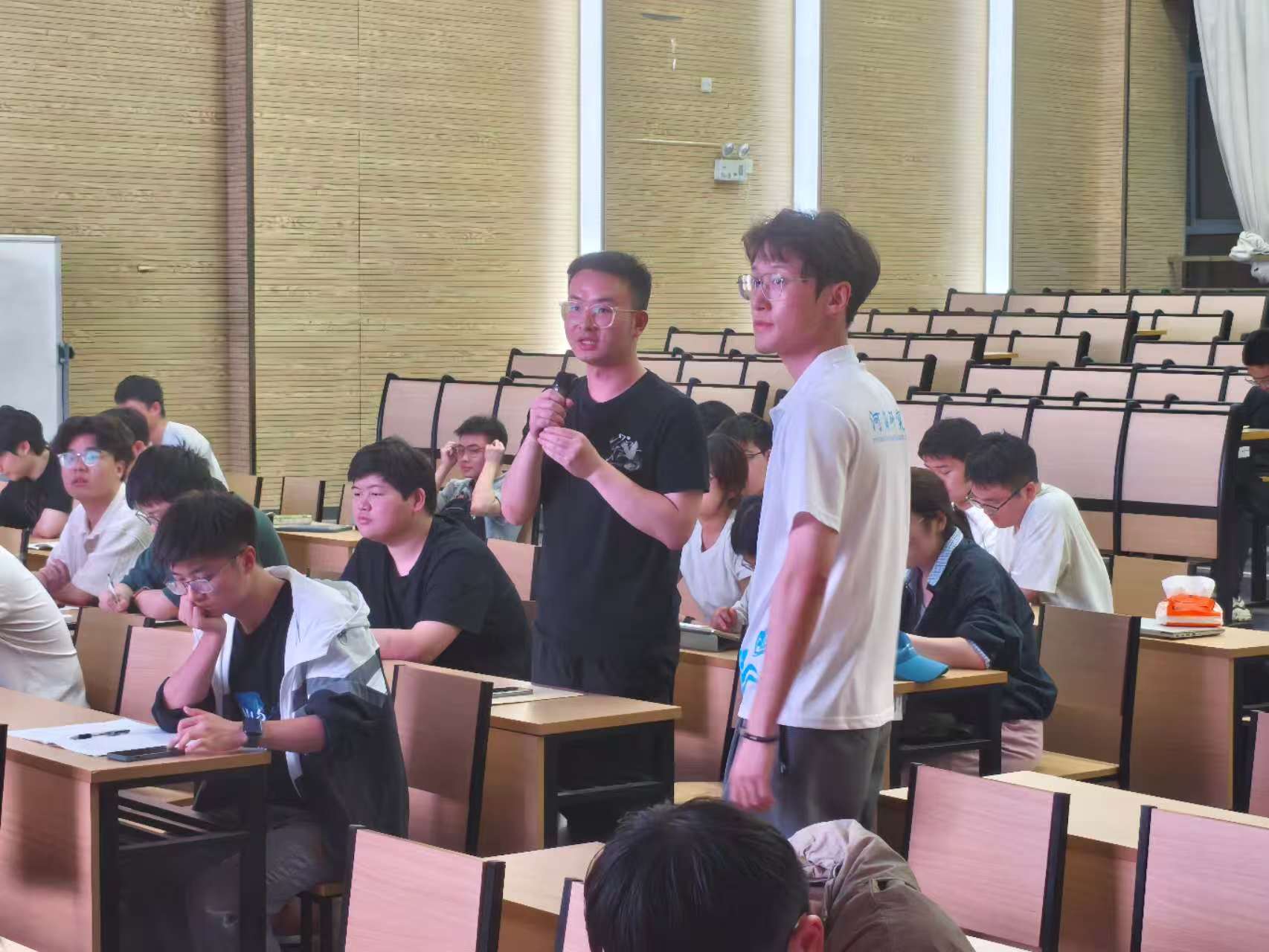 谈球吧体育